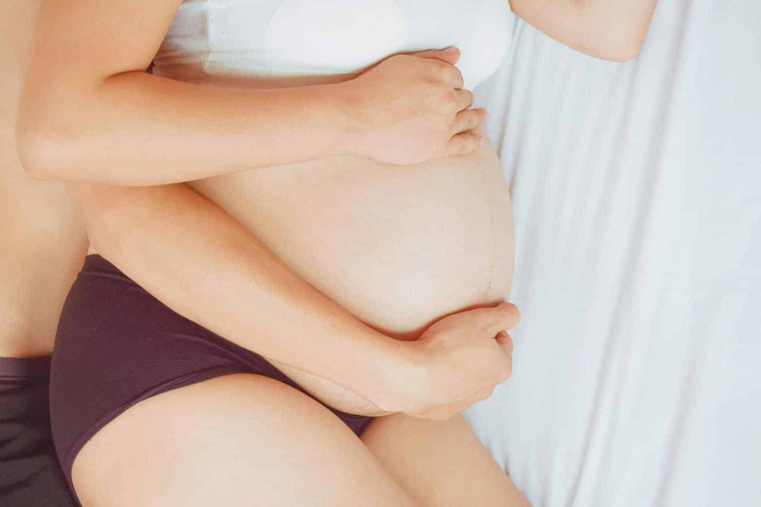 Cần tránh là thổi khí vào “cô bé” trong lúc quan hệ tình dục bằng miệng khi mang thai an toàn