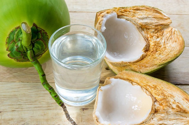 Nước dừa là một loại nước giải khát tốt, cung cấp nước và điện giải phù hợp cho cơ thể, rất tốt cho bà mẹ mang thai.